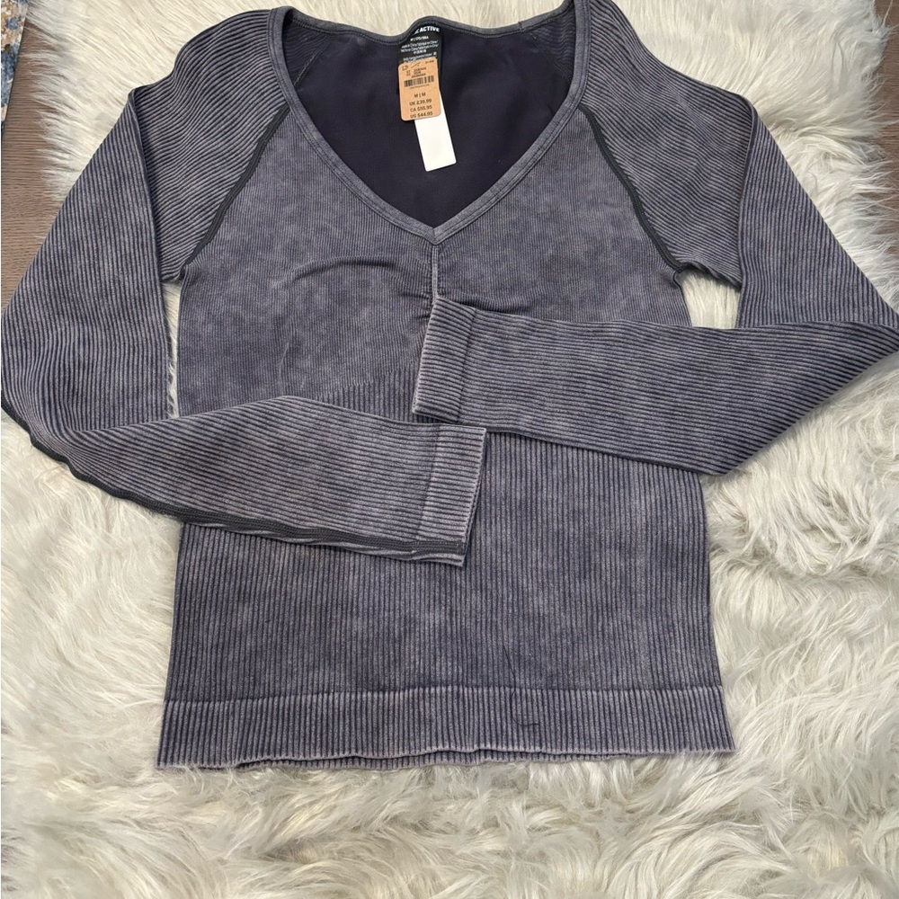 Victorias Secret PINK seamless long sleeve V-Neck NEW Size Medium washed grey